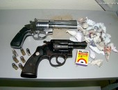 Armas de drogas foram encontradas com os acusados