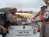 Mais de 50 adesivos foram retirados de carros que trafegavam pelo bairro do Jaraguá