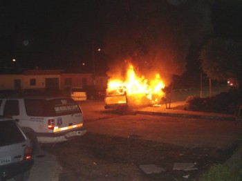 Carro foi tomado pelo fogo