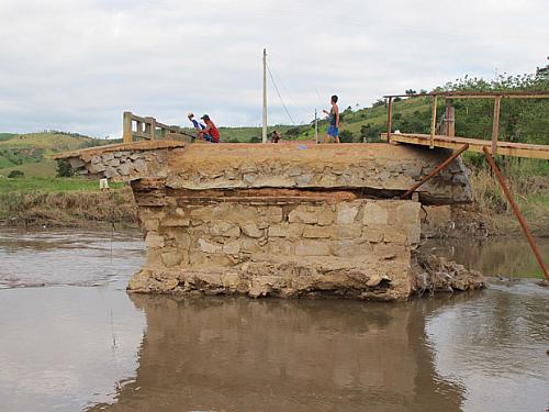 Ponte que desmoronou em Alagoas devido às chuvas que atingem o estado