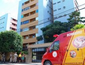 Bombeiros foram acionados para arrombar apartamento onde vítima residia