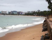 Mesmo sem chuva, céu permanece encoberto na orla de Maceió