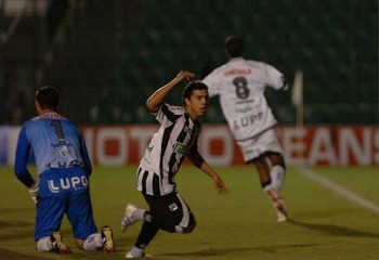 Artilheiro da noite, volante Coutinho comemora gol marcado