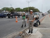 Adesivos estavam sendo retirados pela polícia para cumprir decisão da Justiça