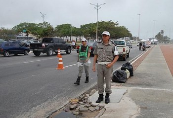 Mais de 50 adesivos foram retirados de carros que trafegavam pelo bairro do Jaraguá