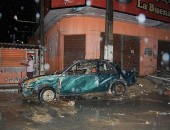 Este carro foi arrastado pelas águas no centro da cidade