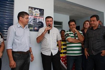 Secretário Francisco Araújo e prefeito Cícero Almeida inauguram obras