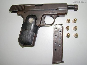 Pistola calibre 32 encontrada durante revista