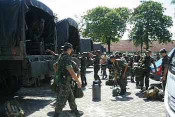 Exército trabalha no resgate de vítimas e distribuição de alimentos