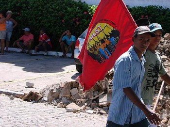 Sem-terra invadiram prédio da Casal