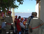 Bombeiros fazem a remoção do corpo da Prainha, na Barra Nova