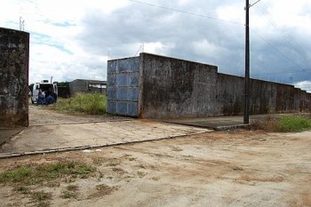 Material encontrado em terreno de transportadora foi apreendido para ser submetido à perícia