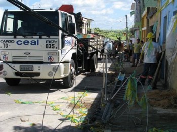 Poste quebrou ao ser colocado em novo local.