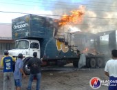 Caminhão-baú ficou totalmente destruído após incêndio