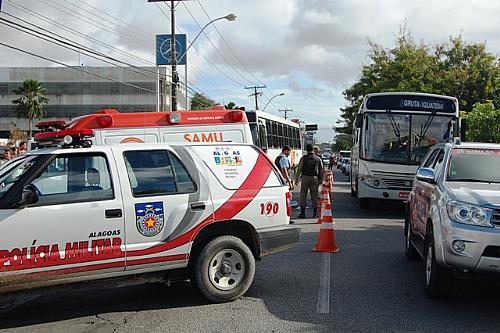 Veículos estão trafegando em meia pista na Avenida Fernandes Lima