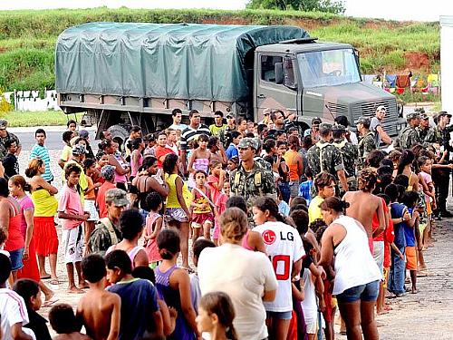 Desabrigados do município de Murici formam fila para receber donativos