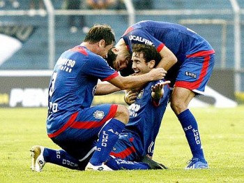 Jogadores do São Caetano comemoram gol contra o ASA