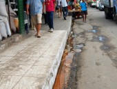 Vísceras e fluidos de aves são descartados no esgoto a céu aberto