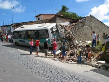 Ônibus atingiu duas casas e um carro