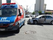 Trânsito caótico no Poço após colisão entre ambulância veículo de passeio