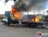 Caminhão-baú ficou totalmente destruído após incêndio