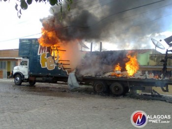 Caminhão-baú ficou totalmente destruído após incêndio