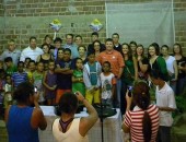 Missionários fazem trabalho com crianças no templo que ajudaram a construir no Clima Bom II