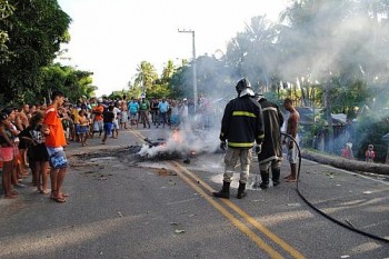 Pessoas desceram dos veículos para aguardar liberação da rodovia