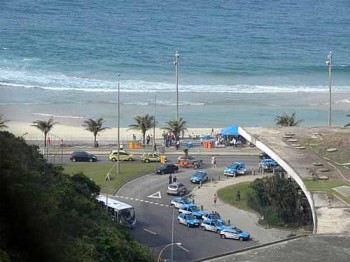 Carros de polícia ficaram em avenida na orla de São Conrado