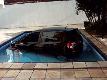 Carro foi parar dentro da piscina após motorista errar a marcha