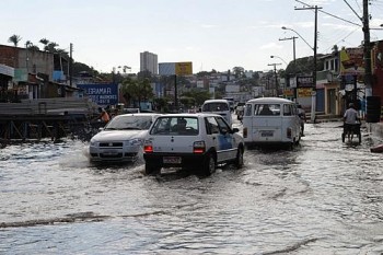 Motoristas transitam lentamente na região da Levada