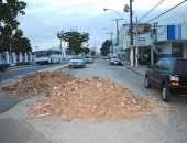 Moradores da região fecharam devido aos transtornos causados pela poeira