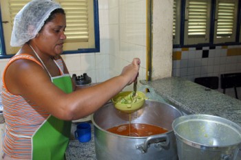 Sopão volta a reforçar nutricionalmente mais carentes