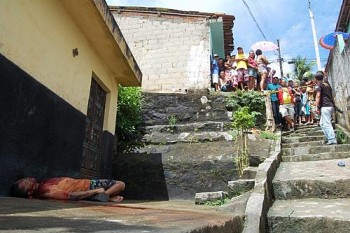 Cena comum: dezenas de pessoas de amontoam para observar um corpo