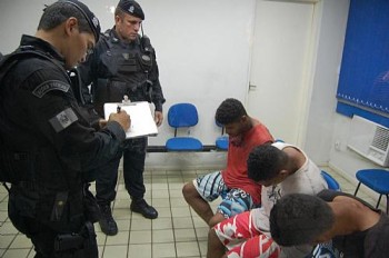 O material foi levado à Central de Polícia