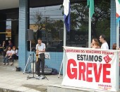 Os manifestantes realizaram um ato público em frente ao TRE