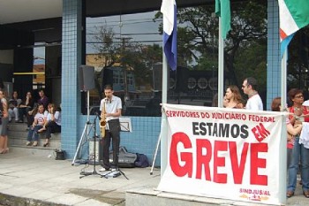 O protesto teve uma apresentação cultural do saxofonista Lucas Farias