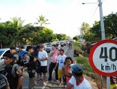 Pessoas desceram dos veículos para aguardar liberação da rodovia