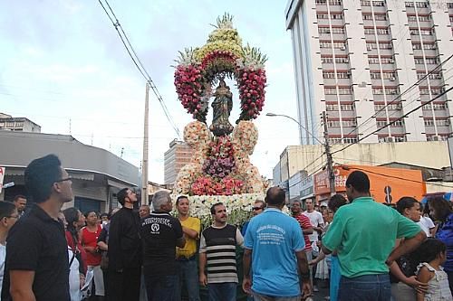 Shppings, supermercados e comércio abrem no feriado da Padroeira