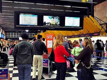 Passageiros fazem fila em guichê da Gol em Congonhas