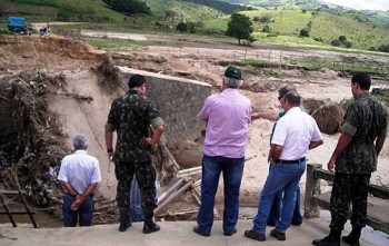 Comunidade do Povoado Munguba, em Santa do Mundaú, segue isolada após queda de ponte