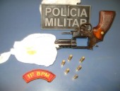 Arma e munições encontradas pela polícia