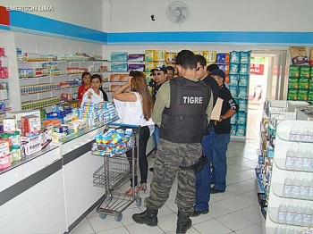 Policiais civis estão sendo acompanhados por fiscais da Vigilância Sanitária Municipal