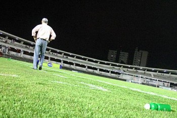 Ferdinando Teixeira, triste, deixa o gramado do Machadão, pela última vez como técnico alecrinense