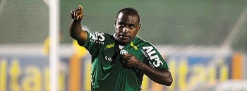 Baiano toma pouca distância e marca, de pênalti, o gol do Guarani