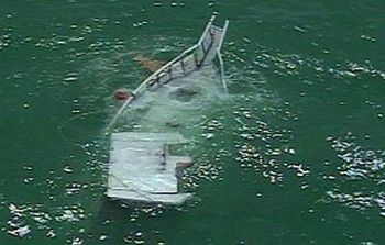 Barco naufraga em Recife