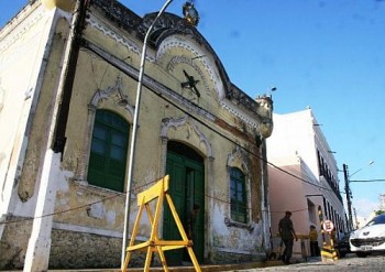 Rachaduras nas torres situadas no alto da fachada principal do TG de Penedo causam infiltraçã