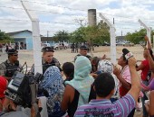 Familiares negociam entrada no presídio: sem sucesso