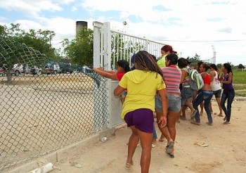 Militares do 5º BPM tentam passar tranquilidade a mulheres de presos