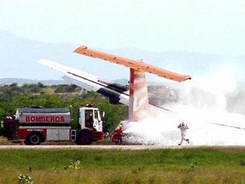 Imagem da cadeia de TV venezuelana Reuters mostra o trabalho dos bombeiros em extinguir o incêndio na aeronave